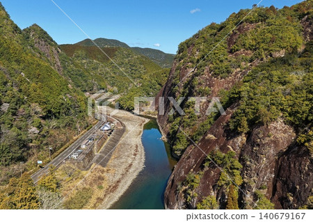 從空中俯瞰和歌山縣小座川的巨石和峽谷。 從空中俯瞰和歌山縣小座川的巨石和峽谷。 140679167