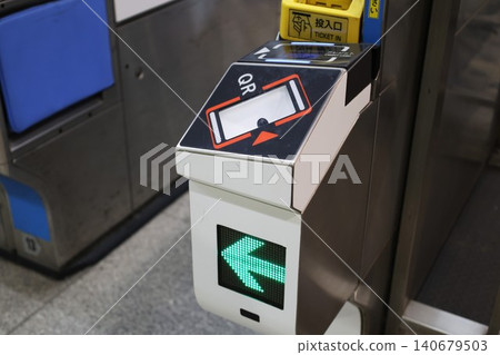 支援非接觸式信用卡支付的車站檢票閘機 140679503