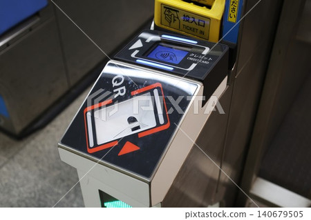 支援非接觸式信用卡支付的車站檢票閘機 140679505