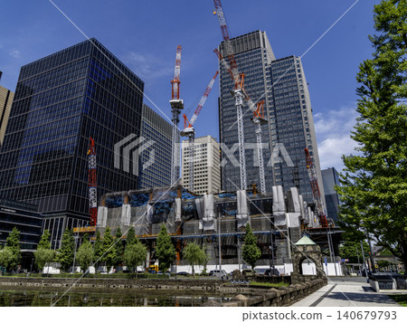 Building construction and large cranes Building construction and large cranes 140679793