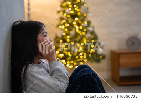看著聖誕樹的女孩 看著聖誕樹的女孩 140680732