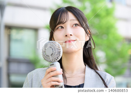 一位日本女子正在使用手持扇子 一位日本女子正在使用手持扇子 140680853