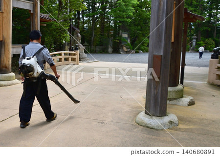 Leaf sweeping using a backpack-type engine blower Leaf sweeping using a backpack-type engine blower 140680891