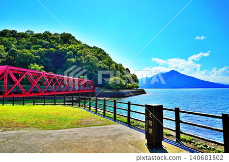 支笏湖湖濱公園的美麗景色 支笏湖湖濱公園的美麗景色 140681802