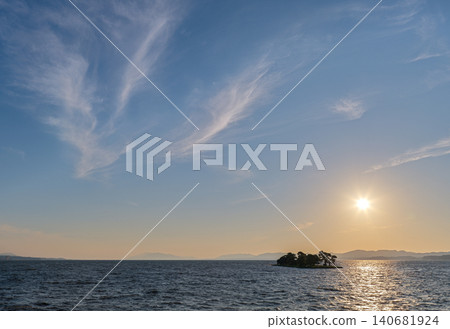 漂浮在宍道湖上的寄宿島和傍晚的天空 漂浮在宍道湖上的寄宿島和傍晚的天空 140681924
