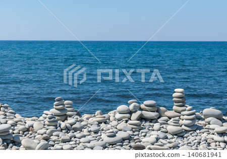 成石海灘的石堆和日本海 成石海灘的石堆和日本海 140681941