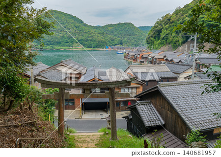 The view of the boathouses and bay of Ine seen through the torii gate. 140681957