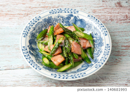 Sautéed asparagus and bacon in butter Sautéed asparagus and bacon in butter 140681993