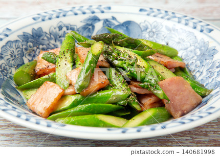 Sautéed asparagus and bacon in butter 140681998