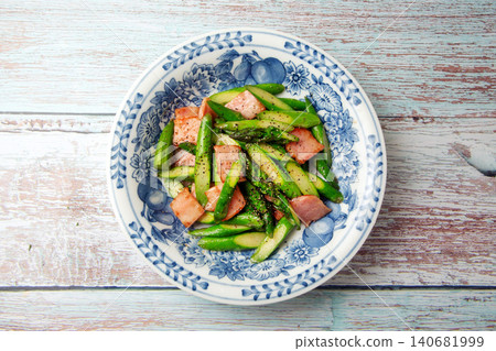 Sautéed asparagus and bacon in butter 140681999