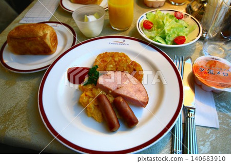 Breakfast served in the dining car of the sleeper train "Cassiopeia" 140683910