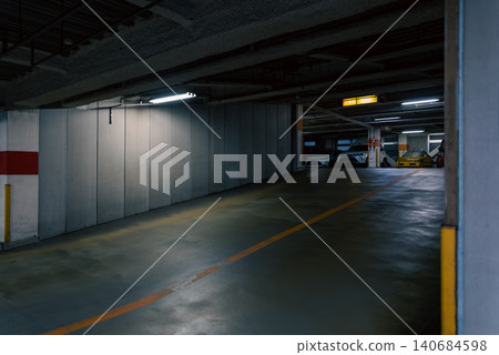 一個時尚的室內停車場,由螢光燈照明。 一個時尚的室內停車場,由螢光燈照明。 140684598