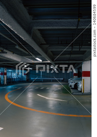 一個時尚的室內停車場,由螢光燈照明。 一個時尚的室內停車場,由螢光燈照明。 140684599
