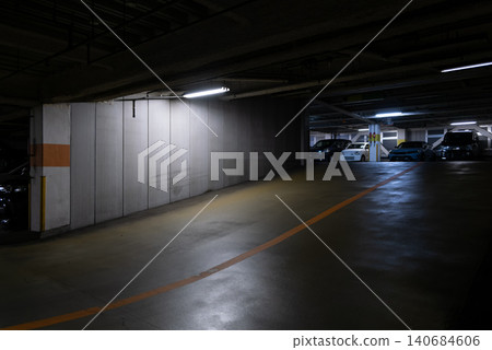 一個時尚的室內停車場,由螢光燈照明。 一個時尚的室內停車場,由螢光燈照明。 140684606