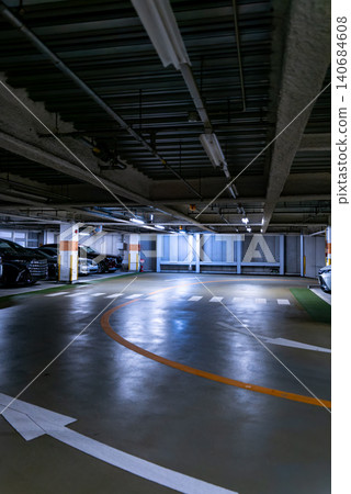 一個時尚的室內停車場,由螢光燈照明。 一個時尚的室內停車場,由螢光燈照明。 140684608