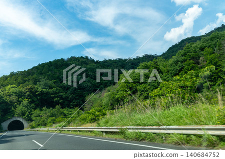 一條高速公路橫貫藍天青山。 一條高速公路橫貫藍天青山。 140684752