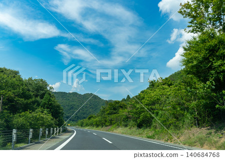 一條高速公路橫貫藍天青山。 一條高速公路橫貫藍天青山。 140684768