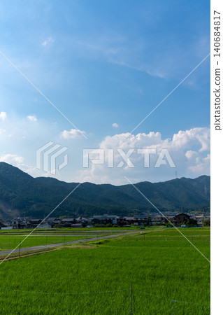 藍天白雲,群山環繞,日本鄉村風光徐徐展開。 藍天白雲,群山環繞,日本鄉村風光徐徐展開。 140684817