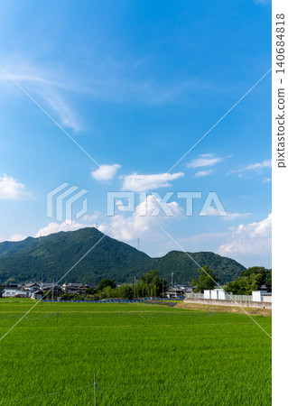 藍天白雲，群山環繞，日本鄉村風光徐徐展開。 140684818