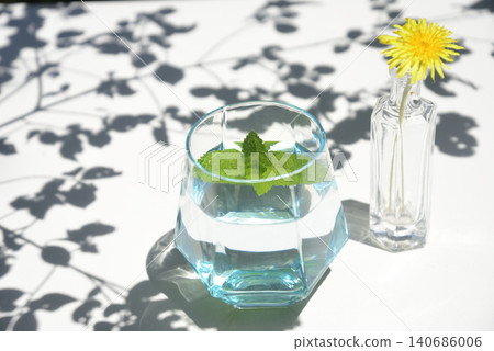 陽光透過樹葉灑下,一杯薄荷水 陽光透過樹葉灑下,一杯薄荷水 140686006