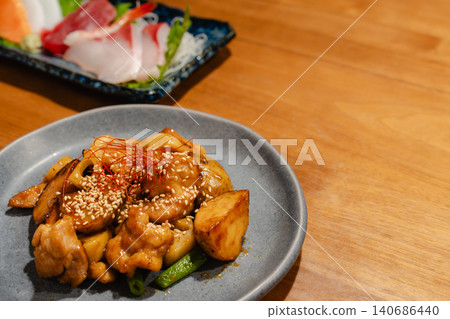 為美食媒體和菜單提供刺身、雞肉炒蔬菜等美食照片。 140686440