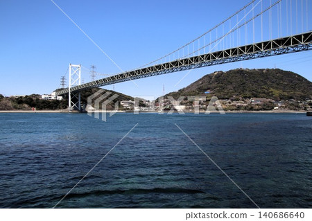 從門司港無鷹廣場看到的關門海峽和關門大橋。 140686640
