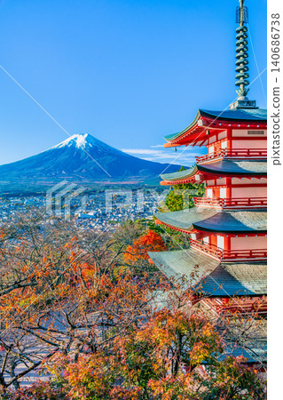 山梨縣荒倉山淺間神社:秋葉映襯下的五重塔與富士山。 山梨縣荒倉山淺間神社:秋葉映襯下的五重塔與富士山。 140686738