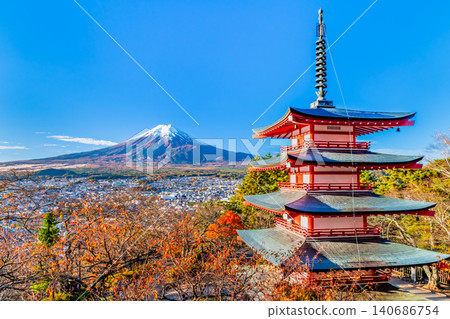 Yamanashi Prefecture, Arakurayama Sengen Shrine: The five-story pagoda and Mount Fuji amidst the autumn foliage. Yamanashi Prefecture, Arakurayama Sengen Shrine: The five-story pagoda and Mount Fuji amidst the autumn foliage. 140686754