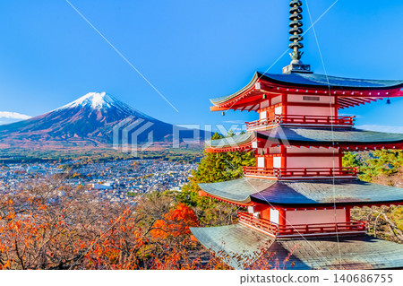 山梨縣荒倉山淺間神社：秋葉映襯下的五重塔與富士山。 140686755
