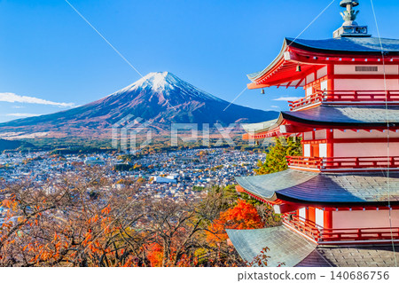 山梨縣荒倉山淺間神社:秋葉映襯下的五重塔與富士山。 山梨縣荒倉山淺間神社:秋葉映襯下的五重塔與富士山。 140686756