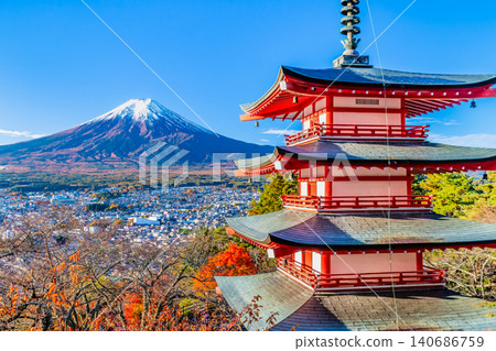 山梨縣荒倉山淺間神社:秋葉映襯下的五重塔與富士山。 山梨縣荒倉山淺間神社:秋葉映襯下的五重塔與富士山。 140686759