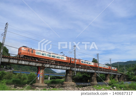 初夏時節,晴空萬裡,一列273系列列車-白眉線特快列車「八雲」號-駛過高橋川。 (攝於2026年6月18日) 初夏時節,晴空萬裡,一列273系列列車-白眉線特快列車「八雲」號-駛過高橋川。 (攝於2026年6月18日) 140687317