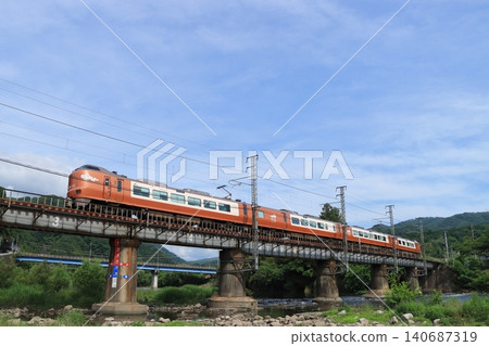 A Series 273 train, the Hakubi Line Limited Express Yakumo, crosses the Takahashi River under a clear blue sky in early summer. (Photographed on June 18, 2026) A Series 273 train, the Hakubi Line Limited Express Yakumo, crosses the Takahashi River under a clear blue sky in early summer. (Photographed on June 18, 2026) 140687319