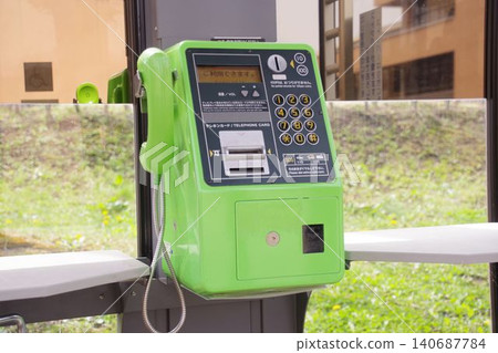 綠色公用電話；電話亭內的綠色電話。 140687784