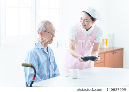 為老人送餐的幫手 為老人送餐的幫手 140687999