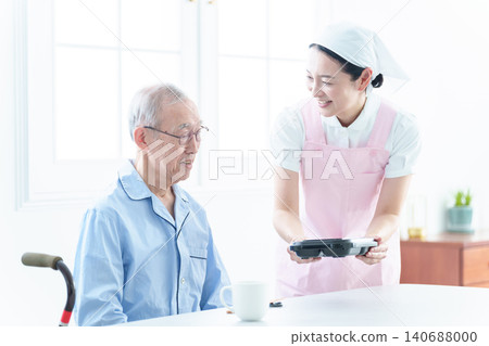 Helpers who serve meals to the elderly Helpers who serve meals to the elderly 140688000