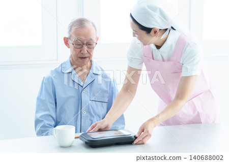 為老人送餐的幫手 為老人送餐的幫手 140688002