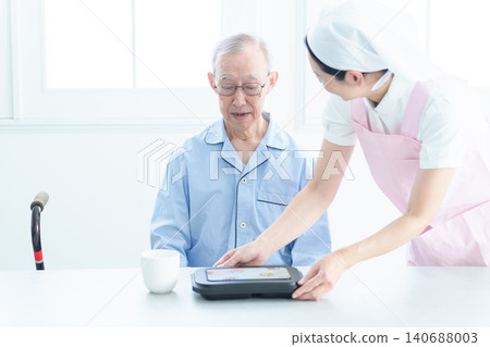 Helpers who serve meals to the elderly Helpers who serve meals to the elderly 140688003