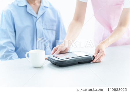 Helpers who serve meals to the elderly Helpers who serve meals to the elderly 140688023