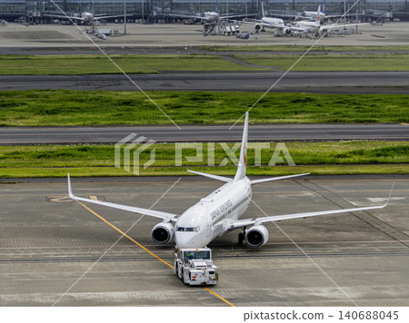 客機駛向跑道 140688045