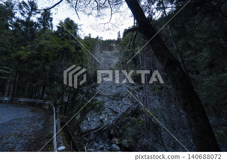 一座因天災導致山崩的山峰。 一座因天災導致山崩的山峰。 140688072