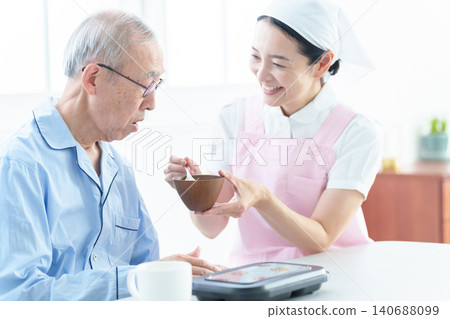 協助老人用餐的幫手 140688099