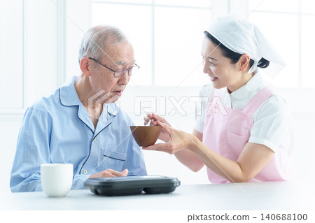 協助老人用餐的幫手 協助老人用餐的幫手 140688100