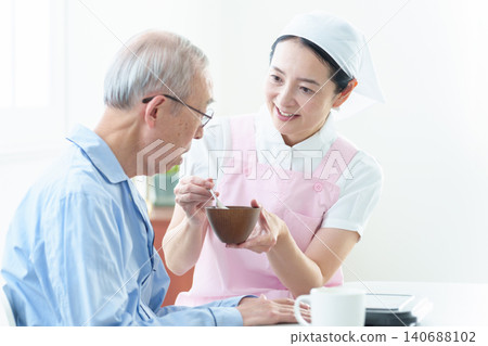 Helpers who assist elderly people with meals Helpers who assist elderly people with meals 140688102