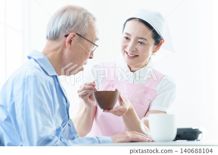 Helpers who assist elderly people with meals Helpers who assist elderly people with meals 140688104