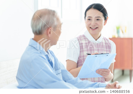 護理人員正在為老年人進行醫療問診 護理人員正在為老年人進行醫療問診 140688556