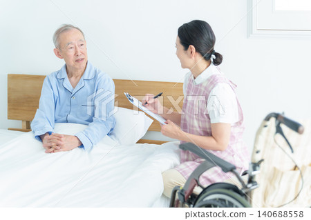 護理人員正在為老年人進行醫療問診 護理人員正在為老年人進行醫療問診 140688558