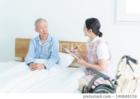 護理人員正在為老年人進行醫療問診 護理人員正在為老年人進行醫療問診 140688559