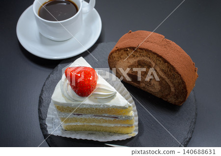休息一下,來塊草莓酥餅和巧克力捲蛋糕吧。 休息一下,來塊草莓酥餅和巧克力捲蛋糕吧。 140688631