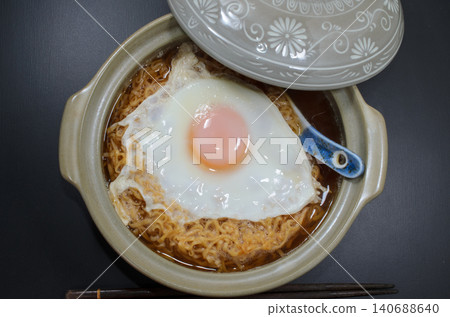我要一碗泡麵,上面加個蛋餅。 我要一碗泡麵,上面加個蛋餅。 140688640